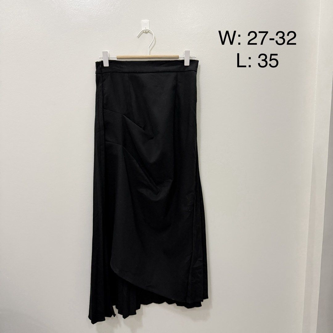 Black Wrap Midi Skirt (Category: Skirts) located in Rodriguez. Submitted by jrms23 (Listing ID 1462180184, Image 1). Description: - Elegant black midi skirt - Flattering wrap design - Fits waist: 27-32 inches - Length: 35 inches - Versatile for dressing up or down.