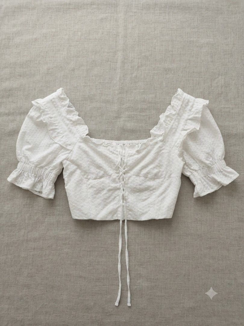 Blouse crop top (Category: Others Tops) located in Manila. Submitted by yraeclub (Listing ID 1462139552, Image 1). Description: ♡ size: S-M.