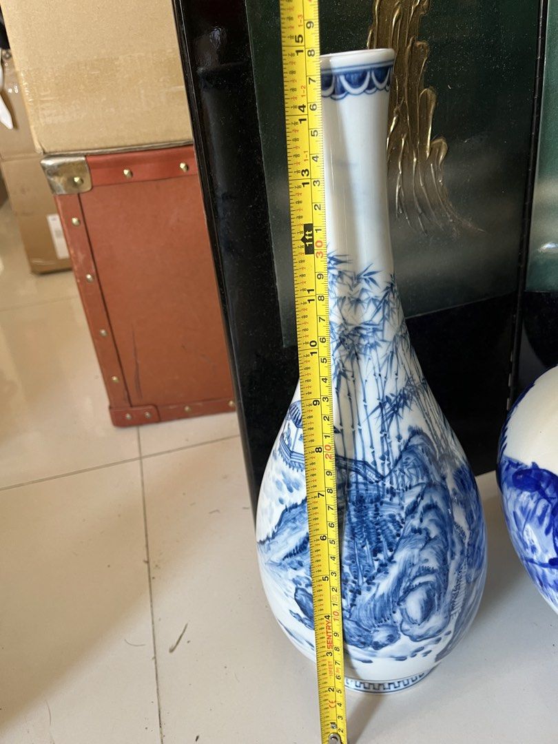 Blue and white Vintage vase (Category: Vintage Collectibles) located in Calasiao. Submitted by maxwayne200413 (Listing ID 1462150878, Image 2). Description: onhand all in excellent condition elegant and very pretty .