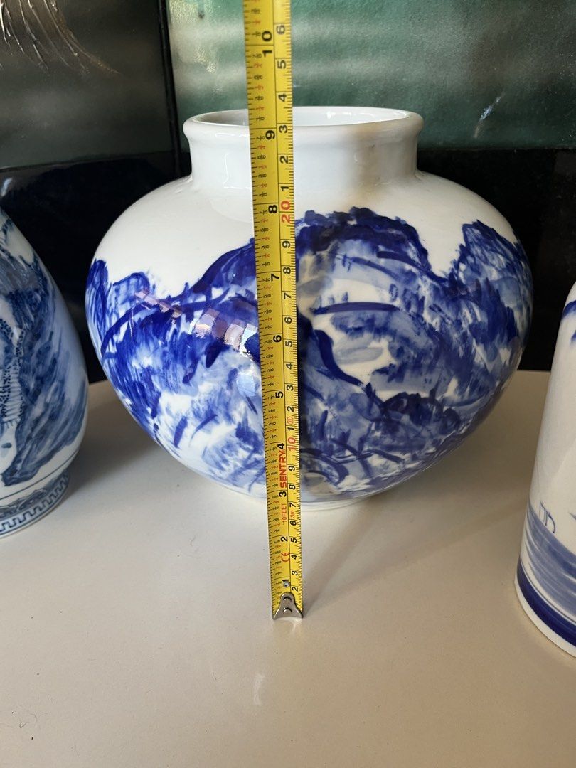 Blue and white Vintage vase (Category: Vintage Collectibles) located in Calasiao. Submitted by maxwayne200413 (Listing ID 1462150878, Image 3). Description: onhand all in excellent condition elegant and very pretty .
