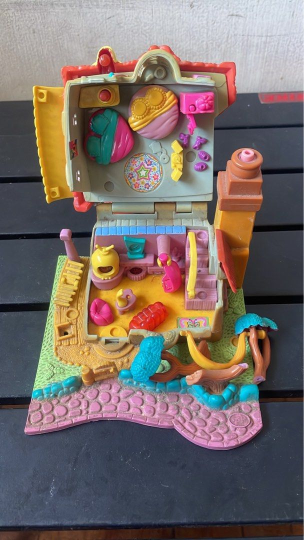 Bluebird Polly Pocket House Playset (Category: Kids Toys) located in Santa Rosa. Submitted by angelloray27676 (Listing ID 1462052799, Image 1). Description: 1993 Vintage Polly Pocket lighthouse With Issue No characters Direct Message If Interested 📩📩📩📩📩.