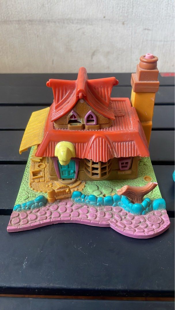 Bluebird Polly Pocket House Playset (Category: Kids Toys) located in Santa Rosa. Submitted by angelloray27676 (Listing ID 1462052799, Image 2). Description: 1993 Vintage Polly Pocket lighthouse With Issue No characters Direct Message If Interested 📩📩📩📩📩.