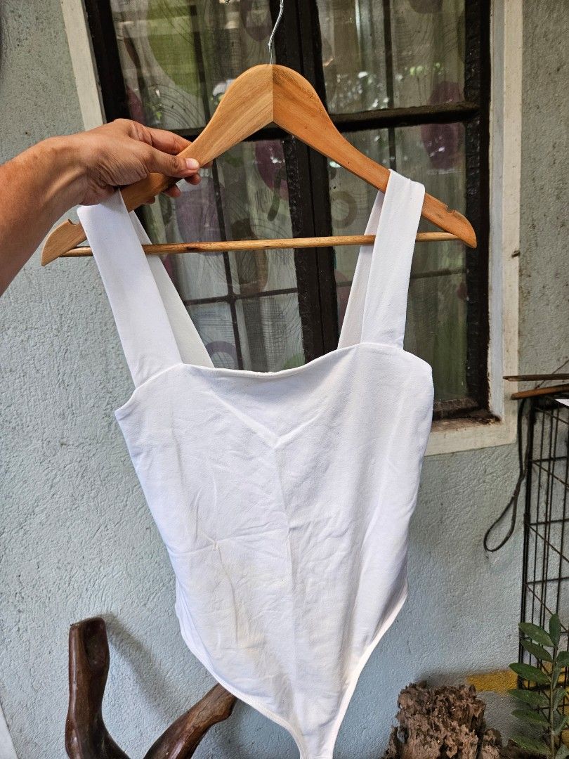 Bodysuit Ambercrombie & Fitch (Category: Others Tops) located in Santa Rosa. Submitted by veesgoodfinds (Listing ID 1462076811, Image 1). Description: Light stain pls see photo medium size.