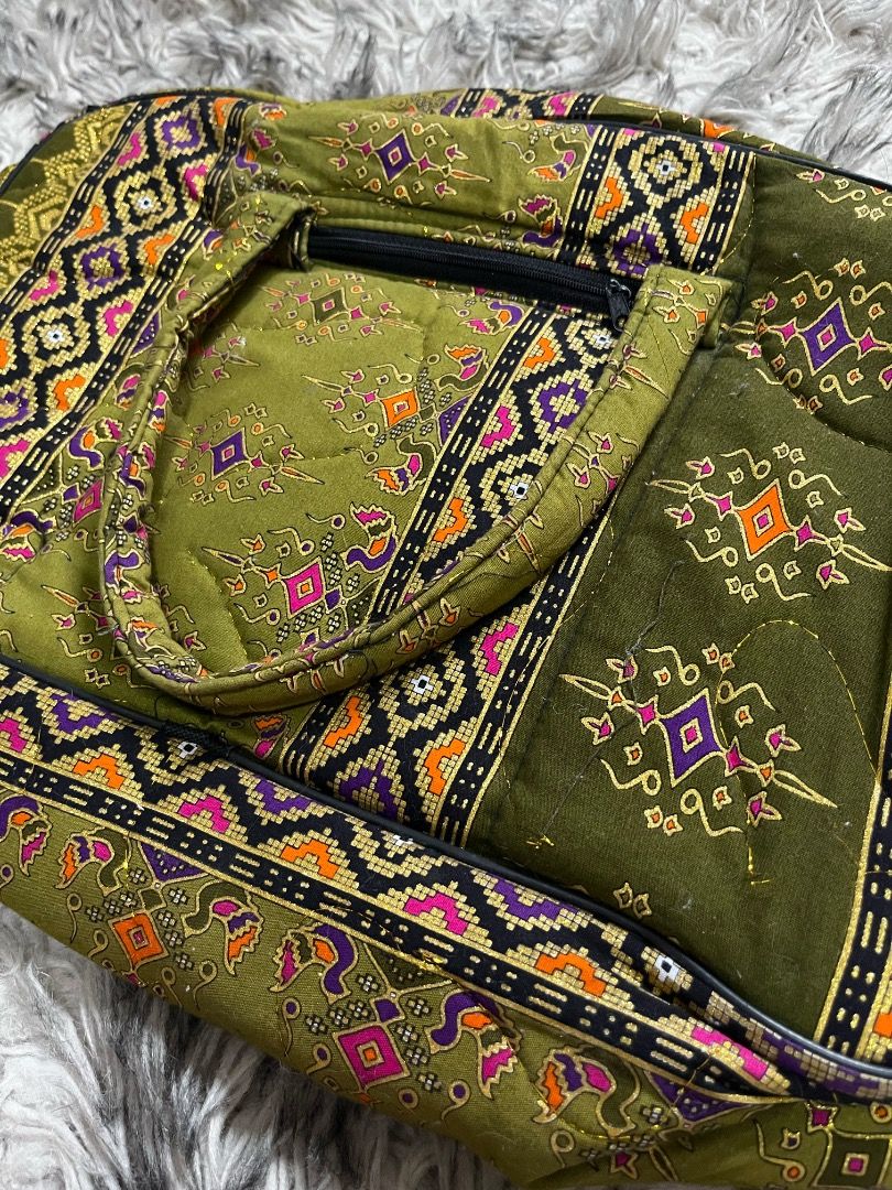 Boho Quilted Duffel Bag with Geometric Pattern (Category: Beach Bags) located in Manila. Submitted by anngeline_reyes (Listing ID 1462167785, Image 3). Description: 👜 𝐁𝐨𝐡𝐨 𝐐𝐮𝐢𝐥𝐭𝐞𝐝 𝐃𝐮𝐟𝐟𝐞𝐥 𝐁𝐚𝐠 𝐰𝐢𝐭𝐡 𝐆𝐞𝐨𝐦𝐞𝐭𝐫𝐢𝐜 𝐏𝐚𝐭𝐭𝐞𝐫𝐧 Price: ₱230 plus shipping • Bought in Davao • Preloved — good condition • Unique boho geometric pattern • Quilted fabric design • Spacious and perfect for travel or overnight trips “Sure buyer on