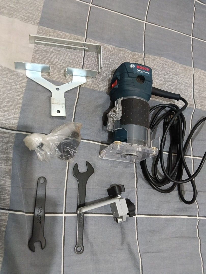 Bosch GKF 550 Professional Palm Router (Category: Networking) located in Quezon City. Submitted by wads_ (Listing ID 1462085694, Image 2). Description: - Bosch GKF 550 Professional Palm Router - Powerful 550W motor - Voltage: 220-230V - Frequency: 50-60Hz - Speed: 33000 min⁻¹ - Includes various accessories and wrenches .