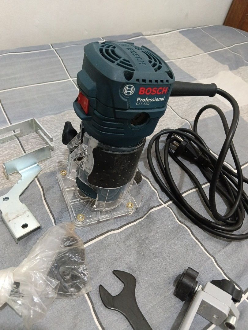 Bosch GKF 550 Professional Palm Router (Category: Networking) located in Quezon City. Submitted by wads_ (Listing ID 1462085694, Image 1). Description: - Bosch GKF 550 Professional Palm Router - Powerful 550W motor - Voltage: 220-230V - Frequency: 50-60Hz - Speed: 33000 min⁻¹ - Includes various accessories and wrenches .