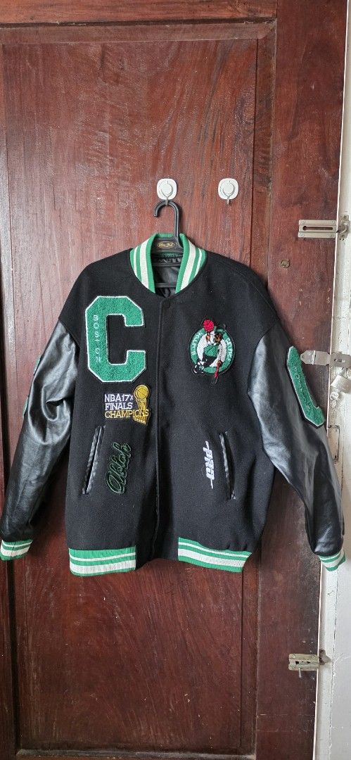 Boston Celtics & Chicago Bulls NBA Varsity Jacket (Category: Coats, Jackets and Outerwear) located in Santa Maria. Submitted by ellahqy28 (Listing ID 1462182437, Image 1). Description: - 🔥 2-in-1 Varsity Jacket: Rock both Boston Celtics & Chicago Bulls styles! - Sleek black body with classic leather sleeves. - Features iconic Celtics green/white trim and Bulls red/white trim. - Loaded with cool patches and detailed embroidery. - A must-have for 