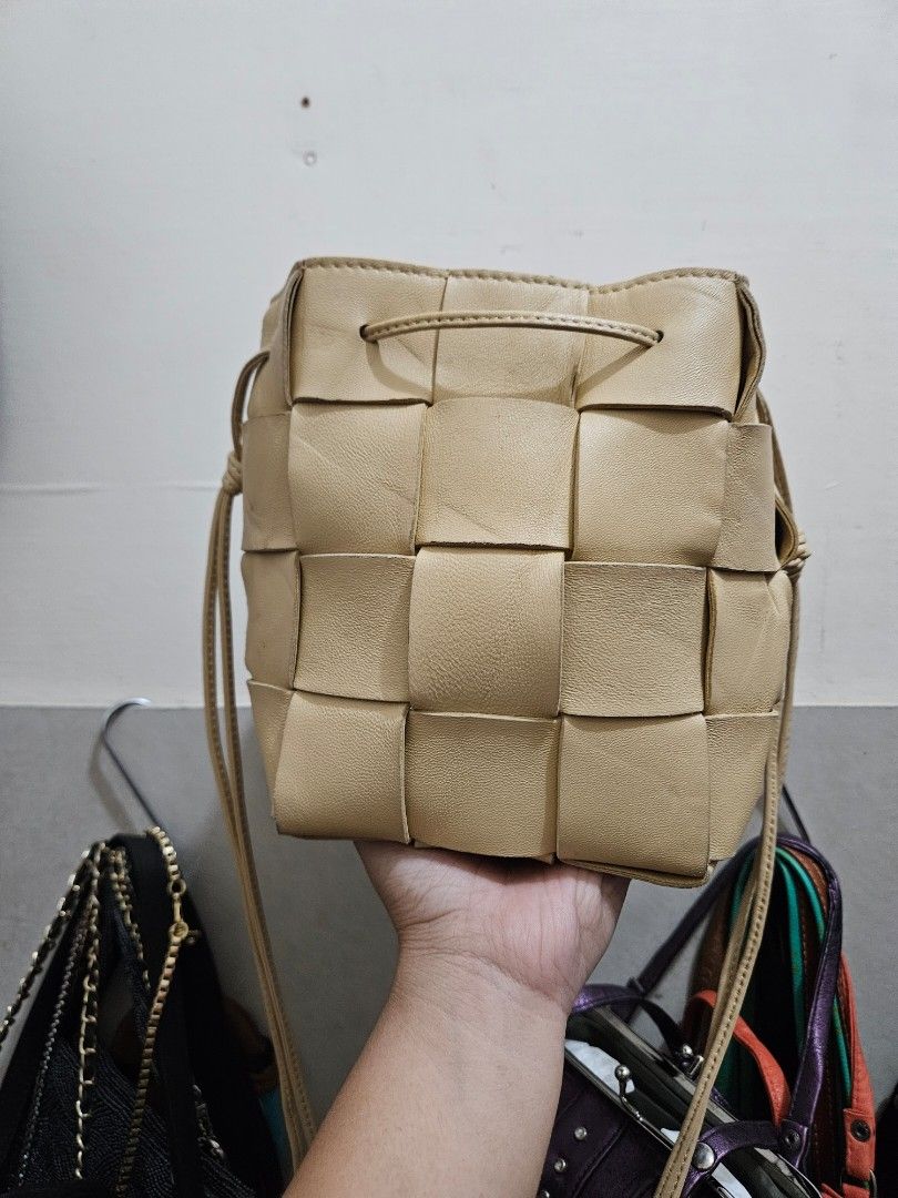 Bottega Veneta bucket (Category: Luxury Bags & Wallets) located in Zamboanga. Submitted by clayd052 (Listing ID 1462139723, Image 1). Description: used genuine leather NGA.