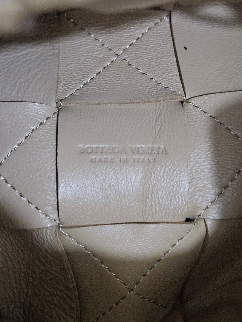 Bottega Veneta bucket (Category: Luxury Bags & Wallets) located in Zamboanga. Submitted by clayd052 (Listing ID 1462139723, Image 3). Description: used genuine leather NGA.