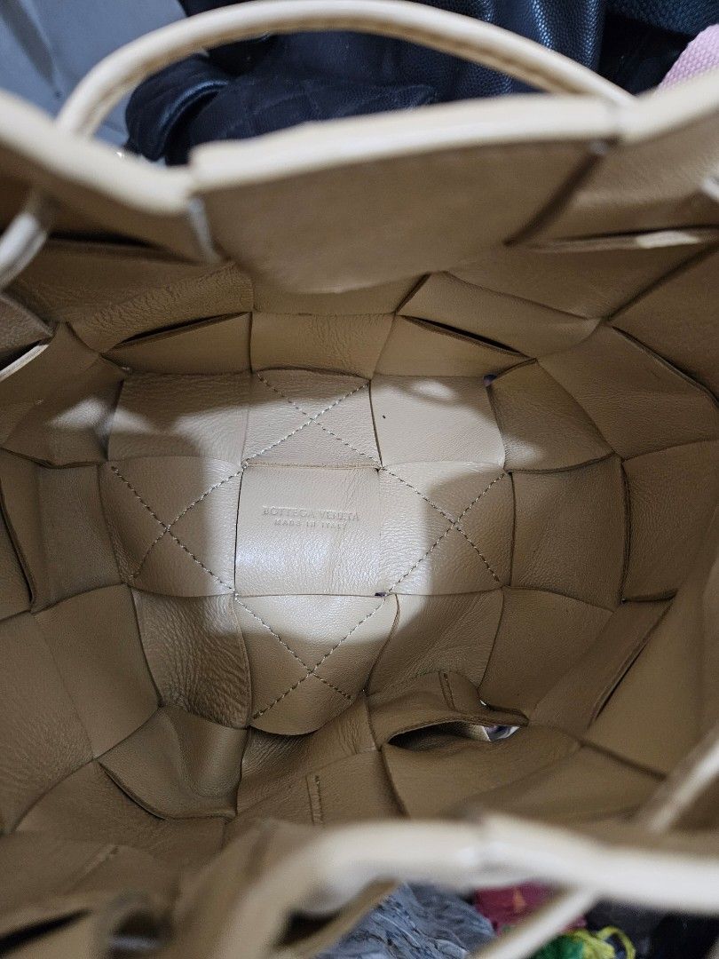 Bottega Veneta bucket (Category: Luxury Bags & Wallets) located in Zamboanga. Submitted by clayd052 (Listing ID 1462139723, Image 2). Description: used genuine leather NGA.