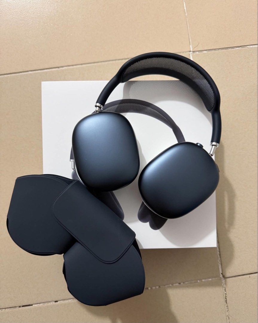 Brandnew Apple AirPods Max (Category: Headphones & Headsets) located in Las Pinas. Submitted by heyitsmars413 (Listing ID 1462251730, Image 1). Description: Selling unused 2025 AirPods Max Below SRP na po Complete set.