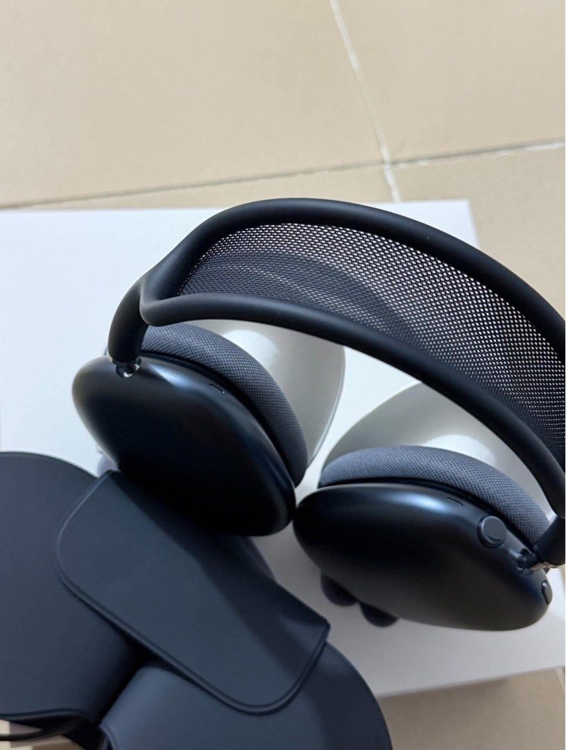 Brandnew Apple AirPods Max (Category: Headphones & Headsets) located in Las Pinas. Submitted by heyitsmars413 (Listing ID 1462251730, Image 3). Description: Selling unused 2025 AirPods Max Below SRP na po Complete set.