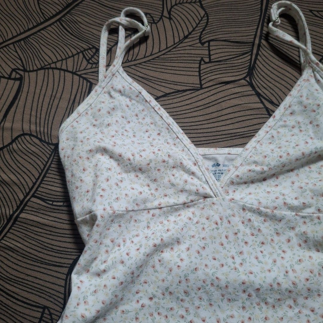 brandy melville amara floral tank (Category: Sleeveless) located in Davao. Submitted by 66.boa (Listing ID 1462094115, Image 3). Description: Cute white floral tank top with V-neck and adjustable straps. Soft, stretchy fabric. Perfect for layering or wearing solo with jeans/shorts. size xs-s but can fit m too fabric: 96% cotton 4% elastane made in Europe 💰 gcash or bank transfer 🚚 jnt / lalamove within dvo meetups: pm.