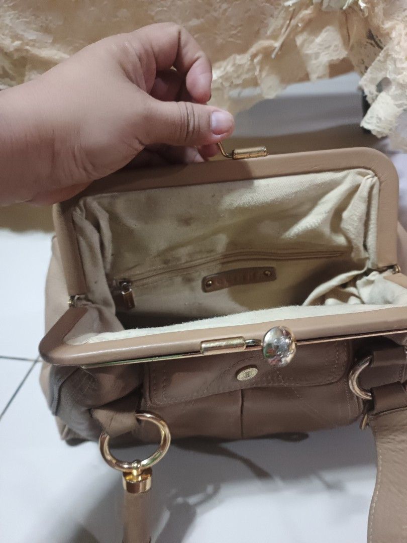 Brown Leather Handbag with Gold Hardware (Category: Shoulder Bags) located in Llanera. Submitted by roselyn2078 (Listing ID 1462063894, Image 2). Description: - Cute brown leather handbag - Sparkly clasp closure - Front zipper pocket - Gold hardware accents - Interior has a few marks - Exterior shows some signs of wear - Great for everyday use.