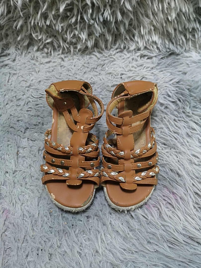 Brown Strappy Gladiator Studded Strap Sandals (Category: Sandals) located in Santa Cruz. Submitted by jmy_surplus.2 (Listing ID 1462083126, Image 1). Description: Size ; 18cm Color ; Brown Type ; Sandals Brand ; No brand Material ; Leather Style ; Brown leather Open Strappy Sandals LR 171 JMY 4 Batch #220.