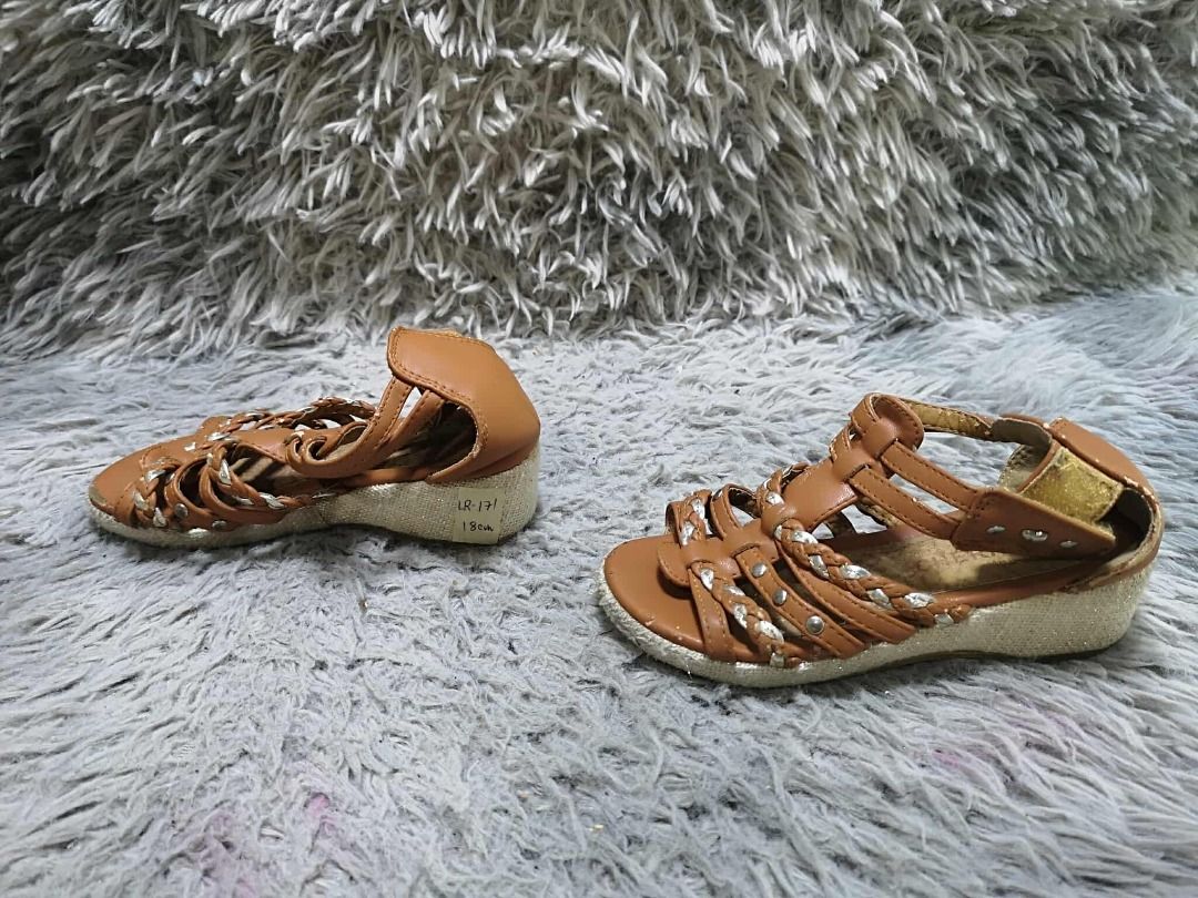 Brown Strappy Gladiator Studded Strap Sandals (Category: Sandals) located in Santa Cruz. Submitted by jmy_surplus.2 (Listing ID 1462083126, Image 2). Description: Size ; 18cm Color ; Brown Type ; Sandals Brand ; No brand Material ; Leather Style ; Brown leather Open Strappy Sandals LR 171 JMY 4 Batch #220.