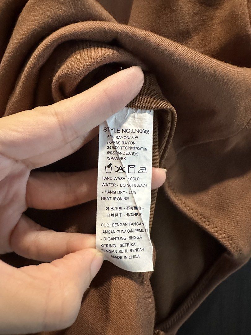 Brown V-neck Sleeveless Bodysuit (Category: Sleeveless) located in Manila. Submitted by cnik8 (Listing ID 1462111782, Image 3). Description: - Brown V-neck bodysuit - Sleeveless design - Quality fabric, stretchy - Padded - With clasp closure at crotch.