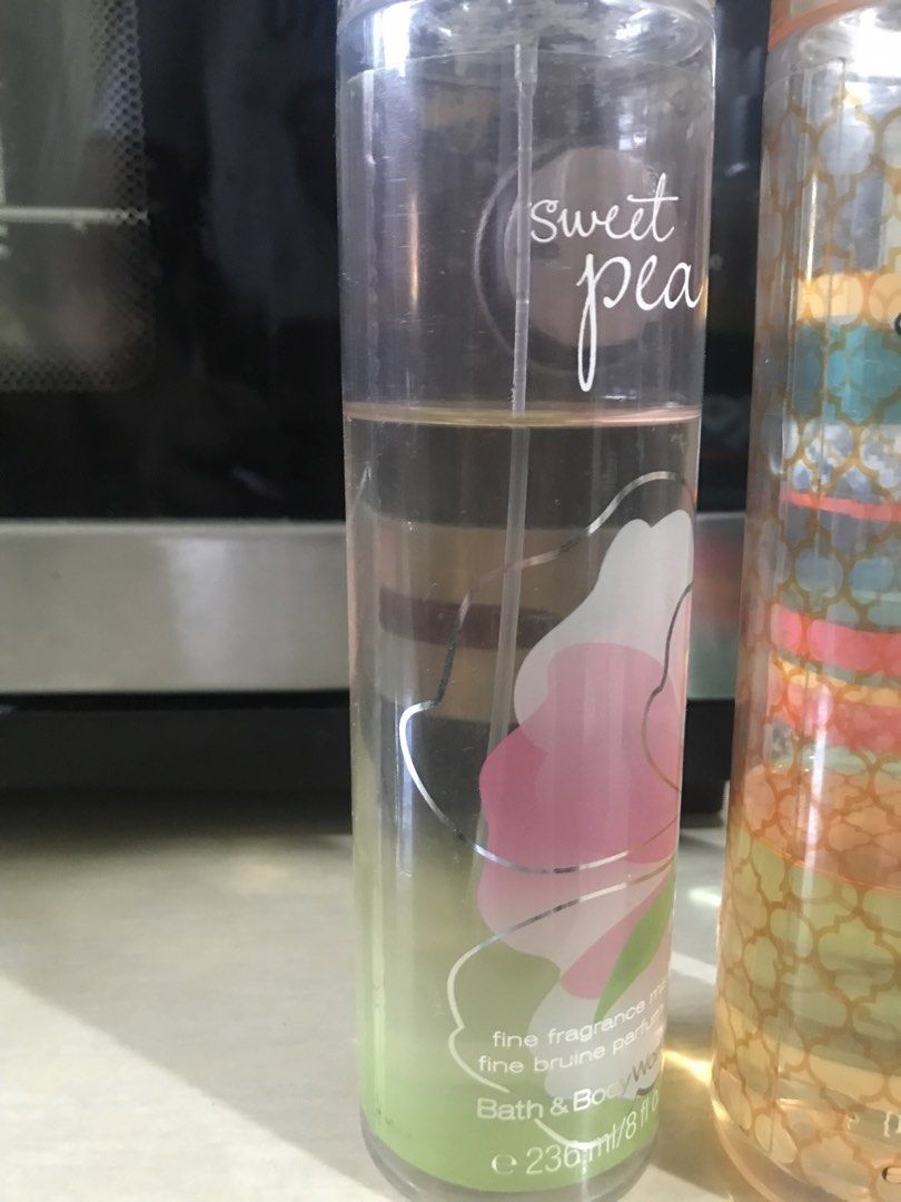 Bundle bath and body works (Category: Fragrance & Deodorants) located in Balete No 2. Submitted by troyesybang (Listing ID 1462069771, Image 2). Description: Checknpics for levels Nozzles ok No leaks Old version pack labels Decluttering Bundle only No splitting Sf j&t.
