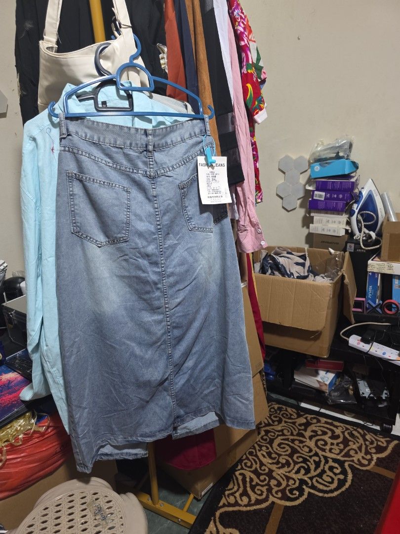 Bundle box (Category: Jeans & Leggings) located in Singapore. Submitted by ninasusant89395 (Listing ID 1462074480, Image 5). Description: -bundle clothes -total have 8 box take all $300 - Classic five-pocket design - Button and zip fly closure - Likely a straight leg cut - Essential wardrobe staple - Easy to style with various tops and shoes.