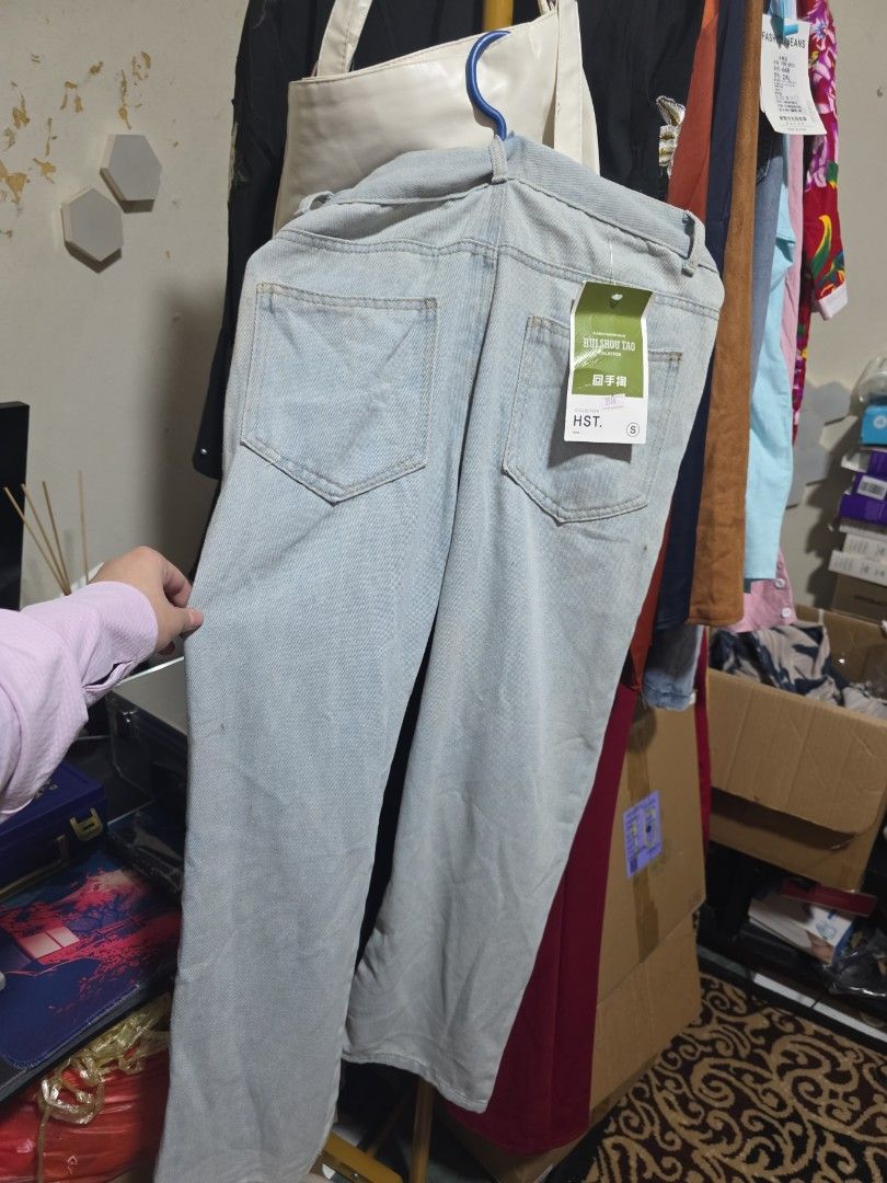 Bundle box (Category: Jeans & Leggings) located in Singapore. Submitted by ninasusant89395 (Listing ID 1462074480, Image 4). Description: -bundle clothes -total have 8 box take all $300 - Classic five-pocket design - Button and zip fly closure - Likely a straight leg cut - Essential wardrobe staple - Easy to style with various tops and shoes.