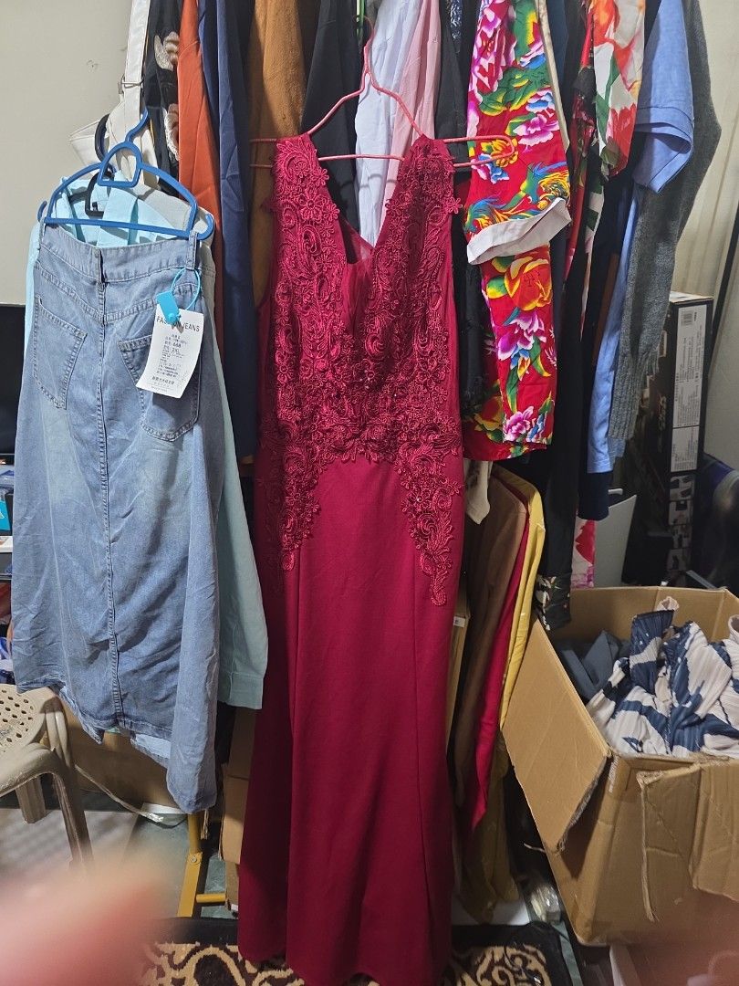 Bundle box (Category: Jeans & Leggings) located in Singapore. Submitted by ninasusant89395 (Listing ID 1462074480, Image 7). Description: -bundle clothes -total have 8 box take all $300 - Classic five-pocket design - Button and zip fly closure - Likely a straight leg cut - Essential wardrobe staple - Easy to style with various tops and shoes.