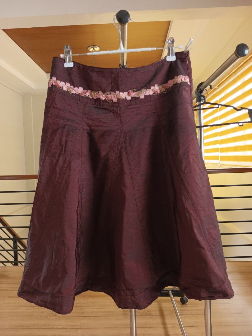Burgundy skirt (Category: Skirts) located in Manila. Submitted by yraeclub (Listing ID 1462073185, Image 2). Description: parang may bakbak, swipe left for flaws ♡ size: S-M.