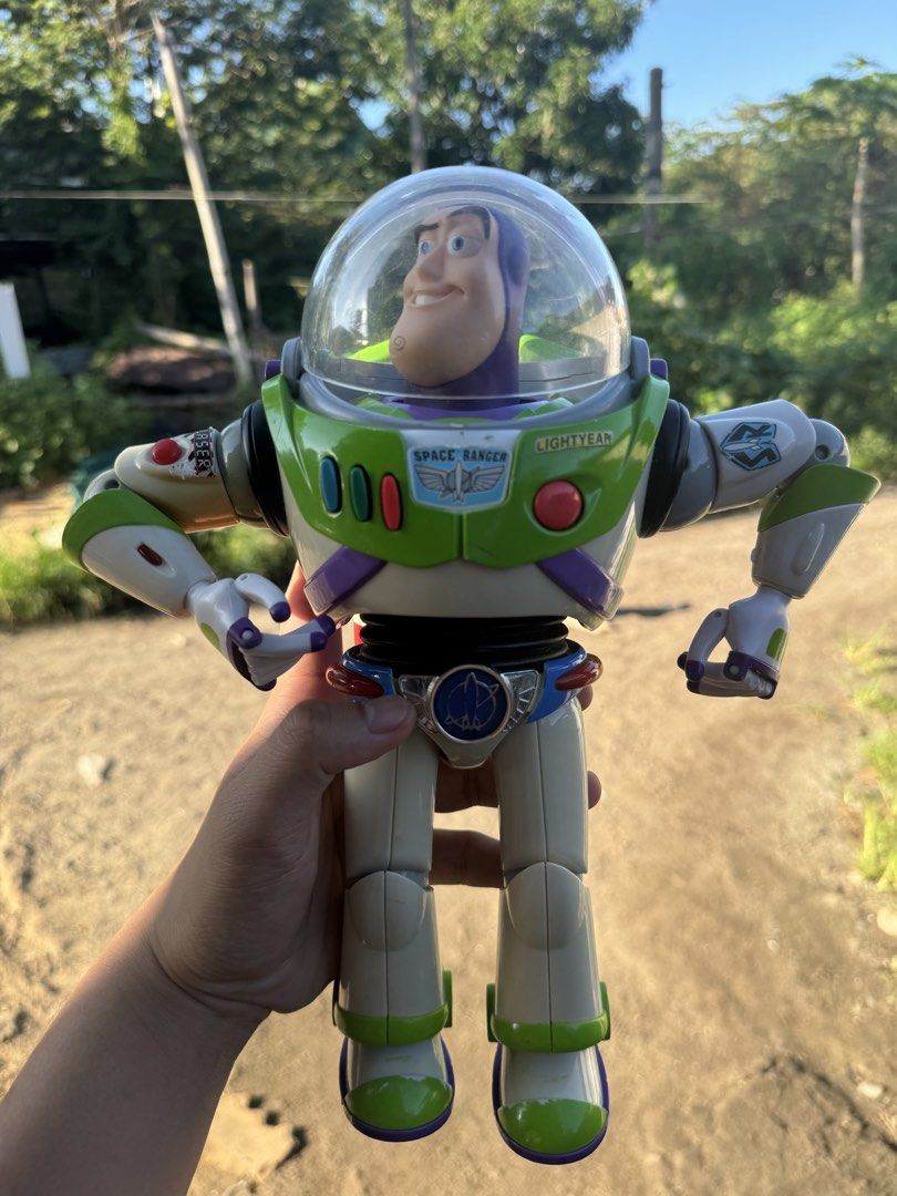 Buzz Lightyear Utility Belt (Category: Action & Battle Toys) located in Tarlac. Submitted by jericoooooo_ (Listing ID 1462043573, Image 1). Description: -Working - Features opening and closing helmet - Includes iconic wings - Minor scuffs on paintwork - Ideal collectible for any Toy Story enthusiast.