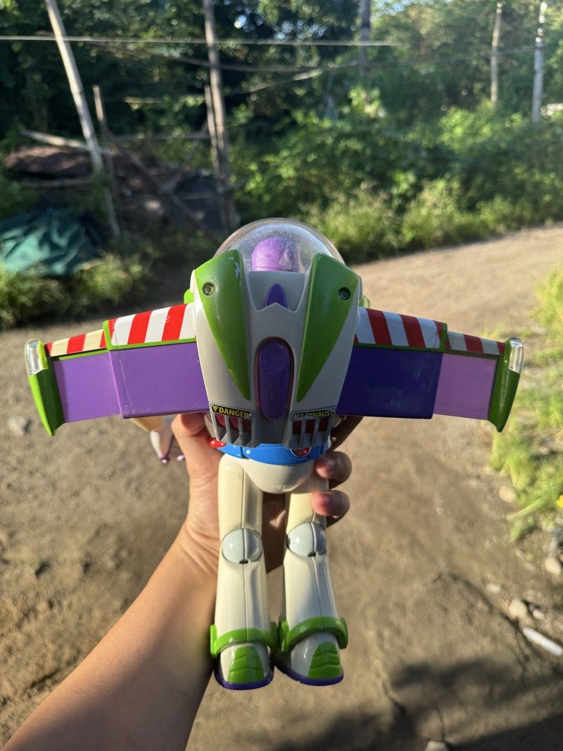 Buzz Lightyear Utility Belt (Category: Action & Battle Toys) located in Tarlac. Submitted by jericoooooo_ (Listing ID 1462043573, Image 2). Description: -Working - Features opening and closing helmet - Includes iconic wings - Minor scuffs on paintwork - Ideal collectible for any Toy Story enthusiast.