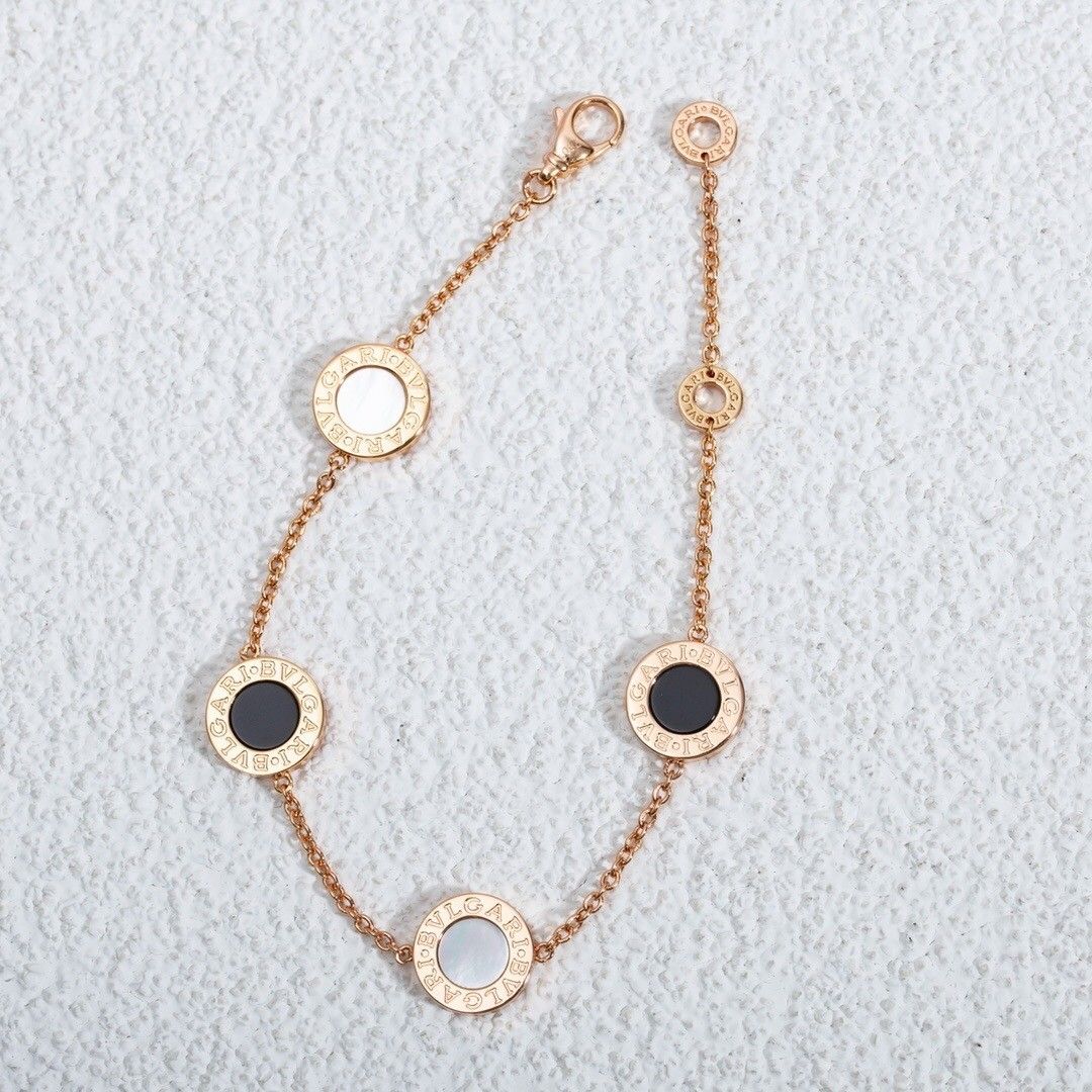 BVLGARI Bracelet outlet 寶格麗手鏈 （分類：手鍊）位於 Hong Kong。 由 swiftfox_622f79 提交（商品編號 1462192139，圖片 1）。簡介： 。