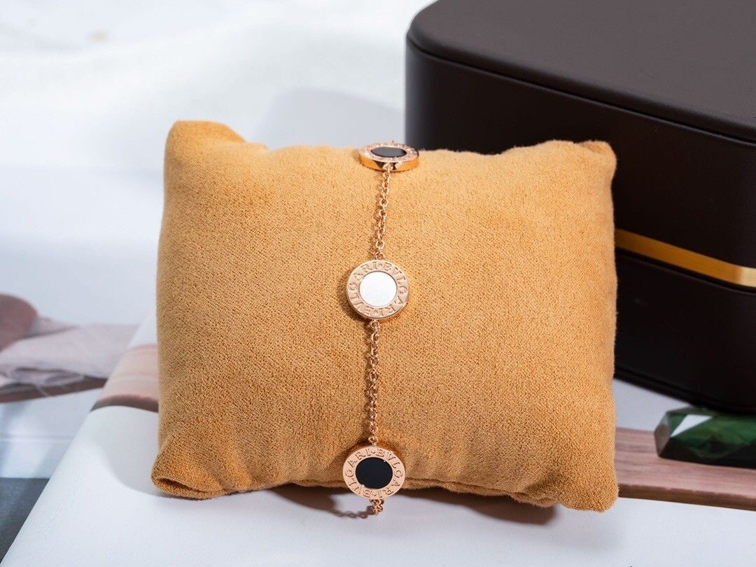 BVLGARI Bracelet outlet 寶格麗手鏈 （分類：手鍊）位於 Hong Kong。 由 swiftfox_622f79 提交（商品編號 1462192139，圖片 2）。簡介： 。