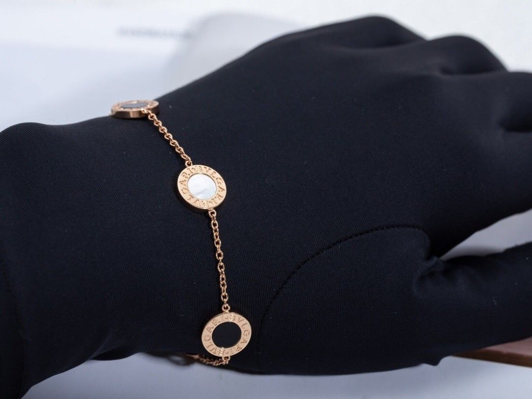BVLGARI Bracelet outlet 寶格麗手鏈 （分類：手鍊）位於 Hong Kong。 由 swiftfox_622f79 提交（商品編號 1462192139，圖片 3）。簡介： 。