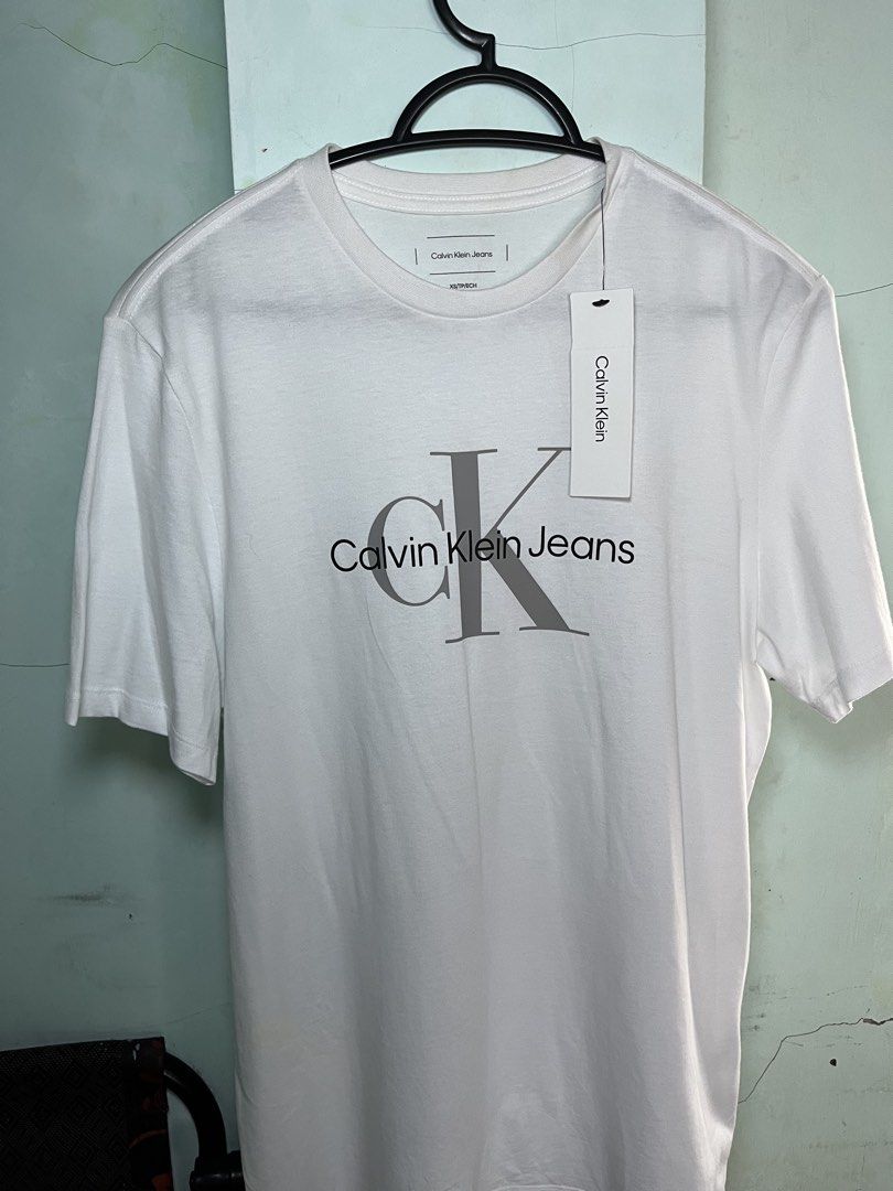 Calvin Klein Jeans T-Shirt White (Category: Tshirts & Polo Shirts ) located in Tacloban City. Submitted by renki-forshop (Listing ID 1462116521, Image 1). Description: RFS: Wrong size. Never wore. GOOD AS NEW. Delivery must be shouldered by buyer. PM me if you’re interested!.