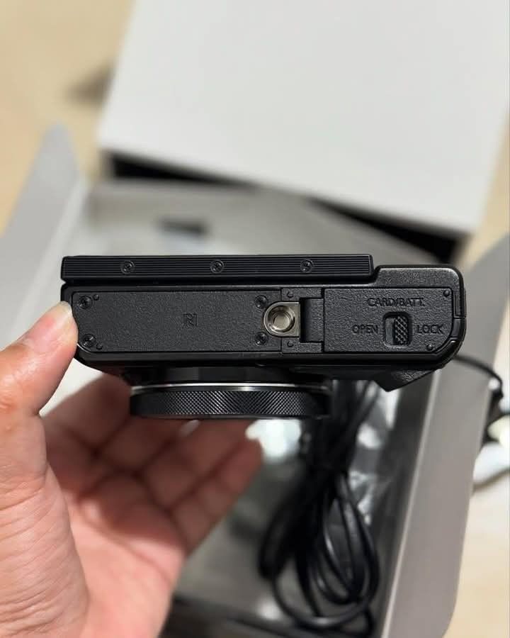 Canon PowerShot G7 X Mark II Digital Camera (Category: Cameras) located in Quezon City. Submitted by antawnmanganti (Listing ID 1462096756, Image 2). Description: - Canon G7 X Mark II camera - Ideal for everyday shots and vlogging - Flip-up screen for easy selfies - 4.2x optical zoom lens - Comes with original box and cables - Good working condition.