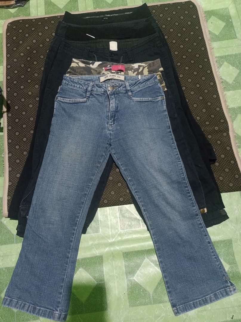 Capri pants 6pcs for take all (Category: Jeans) located in Tarlac. Submitted by allinoneshop2178 (Listing ID 1462127408, Image 1). Description: - Bundle of 5pcs Capri pants and 1 wideleg style capri - Includes: 1 pair blue flare capri (GIO JEANS CO.) - 1 pair black cargo capris with camouflage accents - 2 pairs black capri pants (one with drawstring waist) - Great variety for your wardrobe Sizes :Mix 29,31,32 all may brand Lahat mas magaganda sil