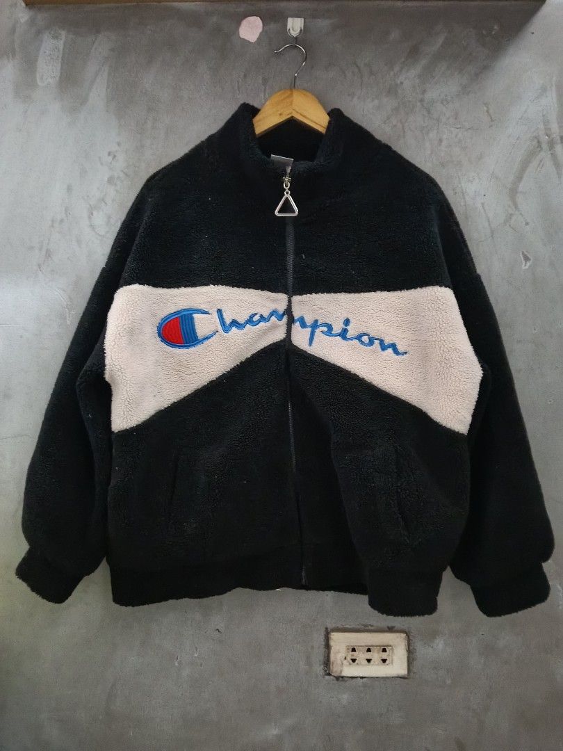 CHAMPION SHERPA (Category: Coats, Jackets and Outerwear) located in Masbate. Submitted by arielagost83627 (Listing ID 1462079718, Image 1). Description: Color Rate: 9.7/10 Dimes: 25x27 Issue: Need Wash Excellent Condition.