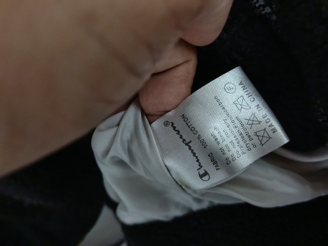 CHAMPION SHERPA (Category: Coats, Jackets and Outerwear) located in Masbate. Submitted by arielagost83627 (Listing ID 1462079718, Image 3). Description: Color Rate: 9.7/10 Dimes: 25x27 Issue: Need Wash Excellent Condition.
