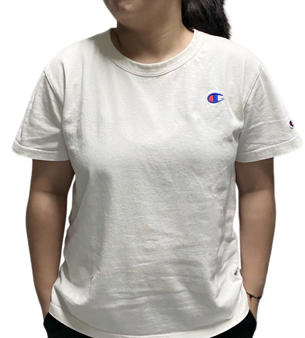 Champion White T-Shirt X-Large (Category: Tshirts & Polo Shirts ) located in Manila. Submitted by shesdecluttering_0 (Listing ID 1462212572, Image 1). Description: - classic white Champion t-shirt - features iconic C logo on chest and sleeve -good as new metro manila.