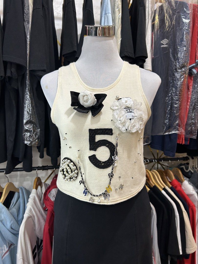 Chanel Wool vest (Category: Luxury Apparel) located in Manila. Submitted by cachegoodsuncovers (Listing ID 1462108800, Image 1). Description: Chanel wool vest Excellent condition Color rate:9.5/10 Issue:none Size:M .