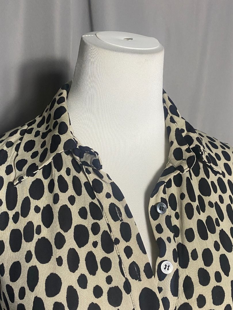 Chic Long-Sleeve Spot Print Tunic Blouse (Category: Longsleeves) located in Las Pinas. Submitted by ipickyou (Listing ID 1462186708, Image 3). Description: Unwashed Condition: 10/10 𝗠𝗲𝗮𝘀𝘂𝗿𝗲𝗺𝗲𝗻𝘁𝘀 𝘄𝗵𝗲𝗻 𝗹𝗮𝗶𝗱 𝗳𝗹𝗮𝘁: -Shoulder to shoulder: 15” -Armpit to armpit: 17” -Length: 28” .