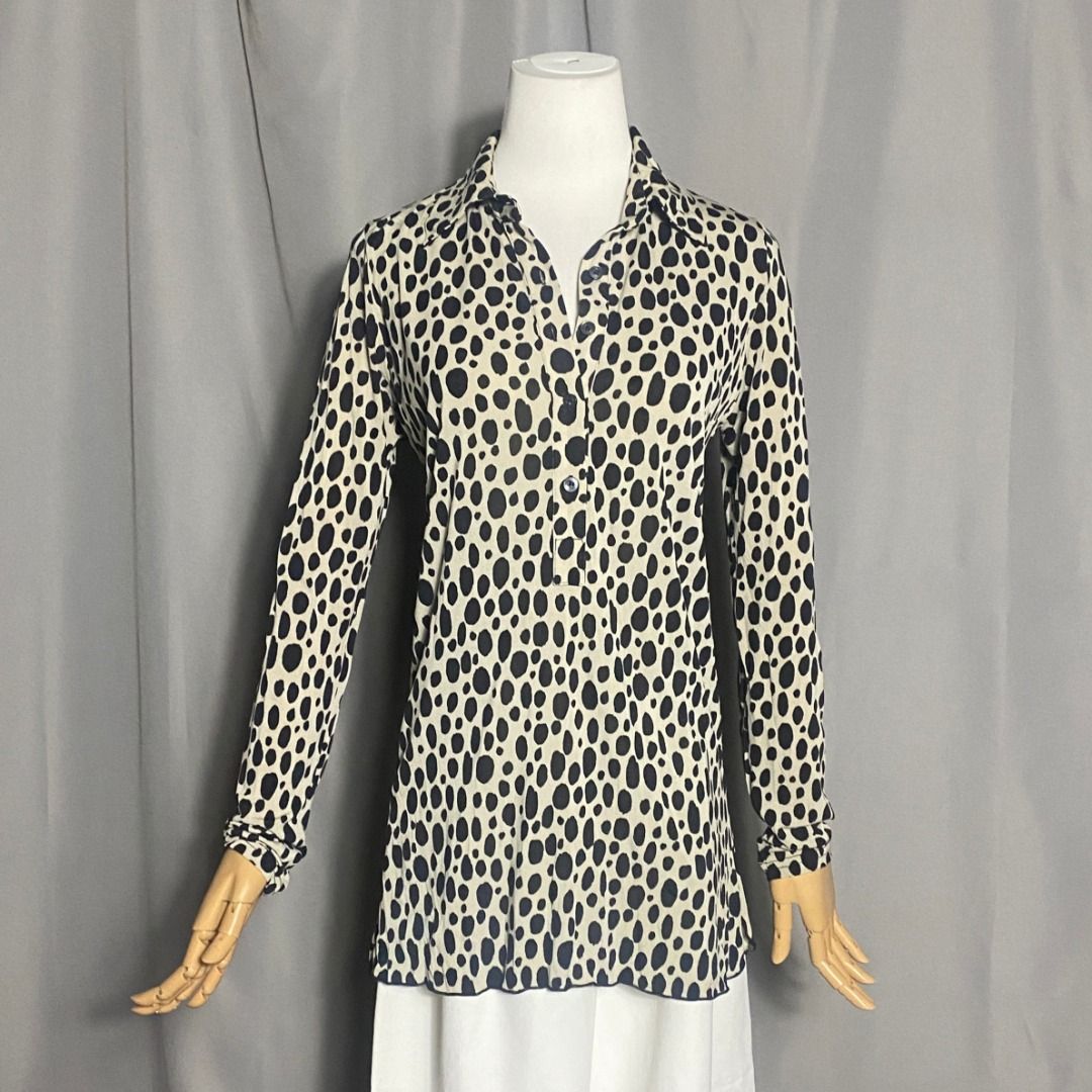 Chic Long-Sleeve Spot Print Tunic Blouse (Category: Longsleeves) located in Las Pinas. Submitted by ipickyou (Listing ID 1462186708, Image 1). Description: Unwashed Condition: 10/10 𝗠𝗲𝗮𝘀𝘂𝗿𝗲𝗺𝗲𝗻𝘁𝘀 𝘄𝗵𝗲𝗻 𝗹𝗮𝗶𝗱 𝗳𝗹𝗮𝘁: -Shoulder to shoulder: 15” -Armpit to armpit: 17” -Length: 28” .