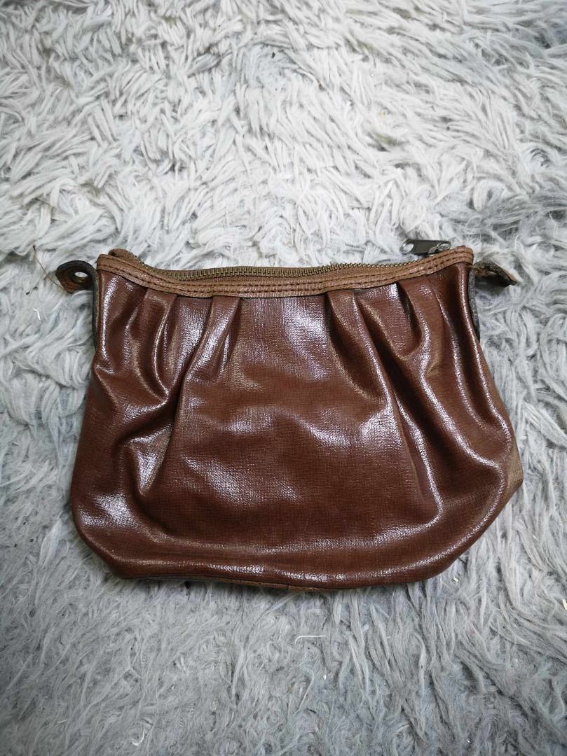 Choco brown Pleated Top Design Clutch Bag (Category: Clutches) located in Santa Cruz. Submitted by jmy_surplus.2 (Listing ID 1462100822, Image 1). Description: Size ; L - 6.4 W - 8.8 Color ; Brown Type ; Clutch Brand ; No brand Material ; Leather Style ; Glossy leather Clutch Bag LR 129 JMY 1 Batch #221.