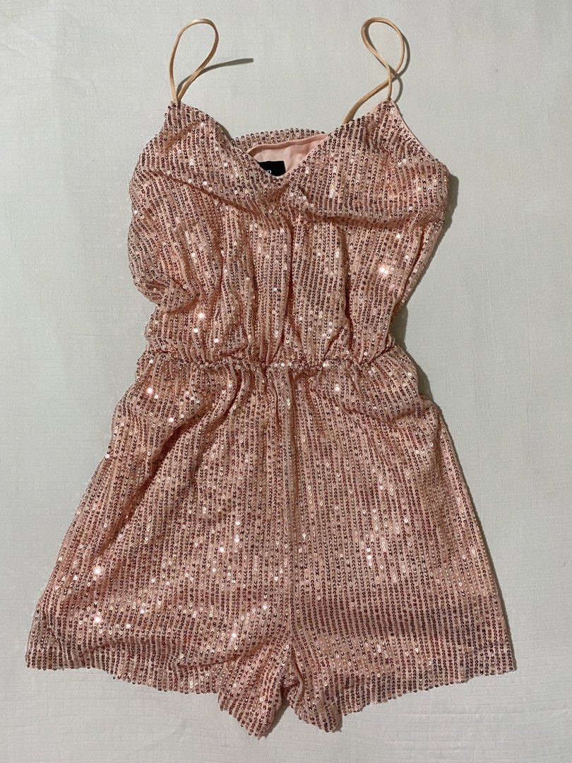 CIDER Rose Gold Sequin Spaghetti Strap Romper (Category: Rompers) located in Quezon City. Submitted by getitrightaway.ph (Listing ID 1462174264, Image 2). Description: - Sparkly rose gold romper from CIDER - All-over sequin print - Spaghetti straps - Cinched waist - Perfect for parties or a night out - Super eye-catching design - Size: S.