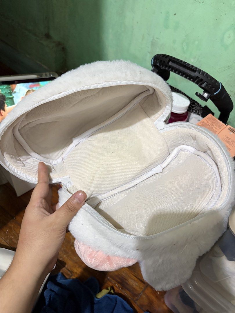 Cinammoroll Makeup Bag or Kid’s Bag (Category: Purses & Pouches) located in Quezon City. Submitted by berrystrawng (Listing ID 1462076082, Image 3). Description: .