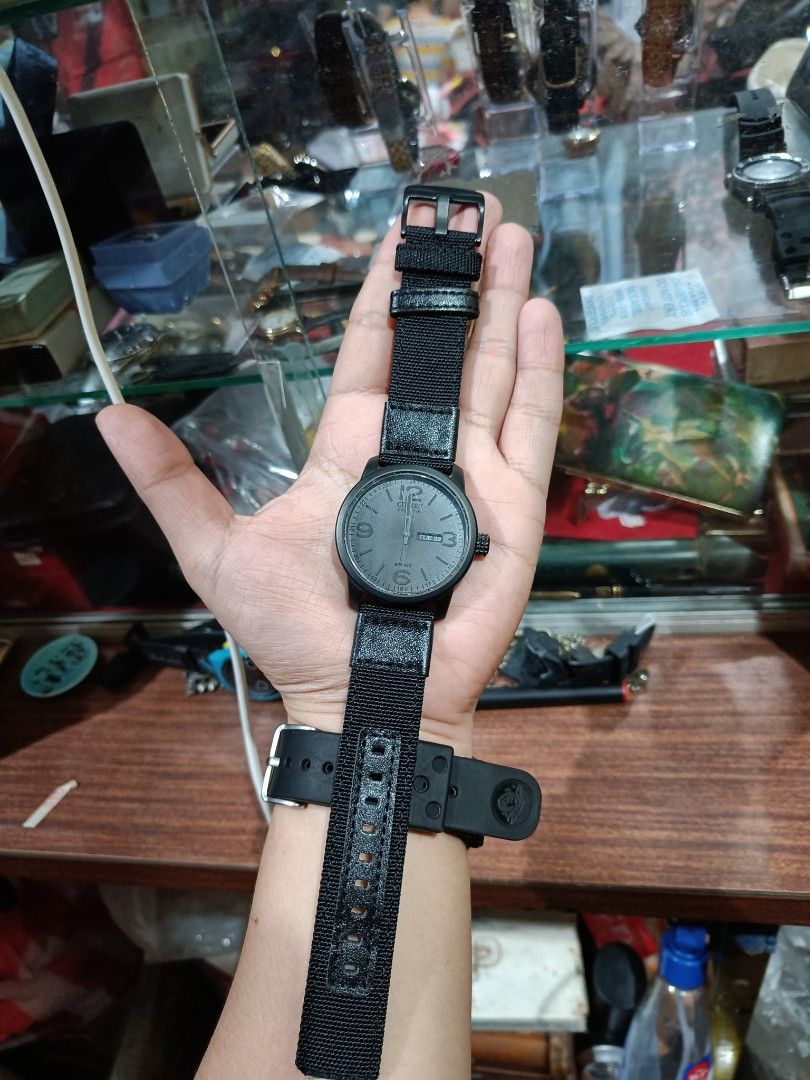 Citizen Eco Drive black watch (Category: Men's Watches) located in Taguig. Submitted by ashicollection (Listing ID 1462146105, Image 2). Description: Please read! For sure buyer only! NO COD/COP No reservation The items will be sold to the first payer w/o prior notice. Verbal reservations are not acceptable. Note: All items are vintage. Please manage your expectations accordingly. G cash payment. Shipping via Lalamove Metro Manila. For province: 