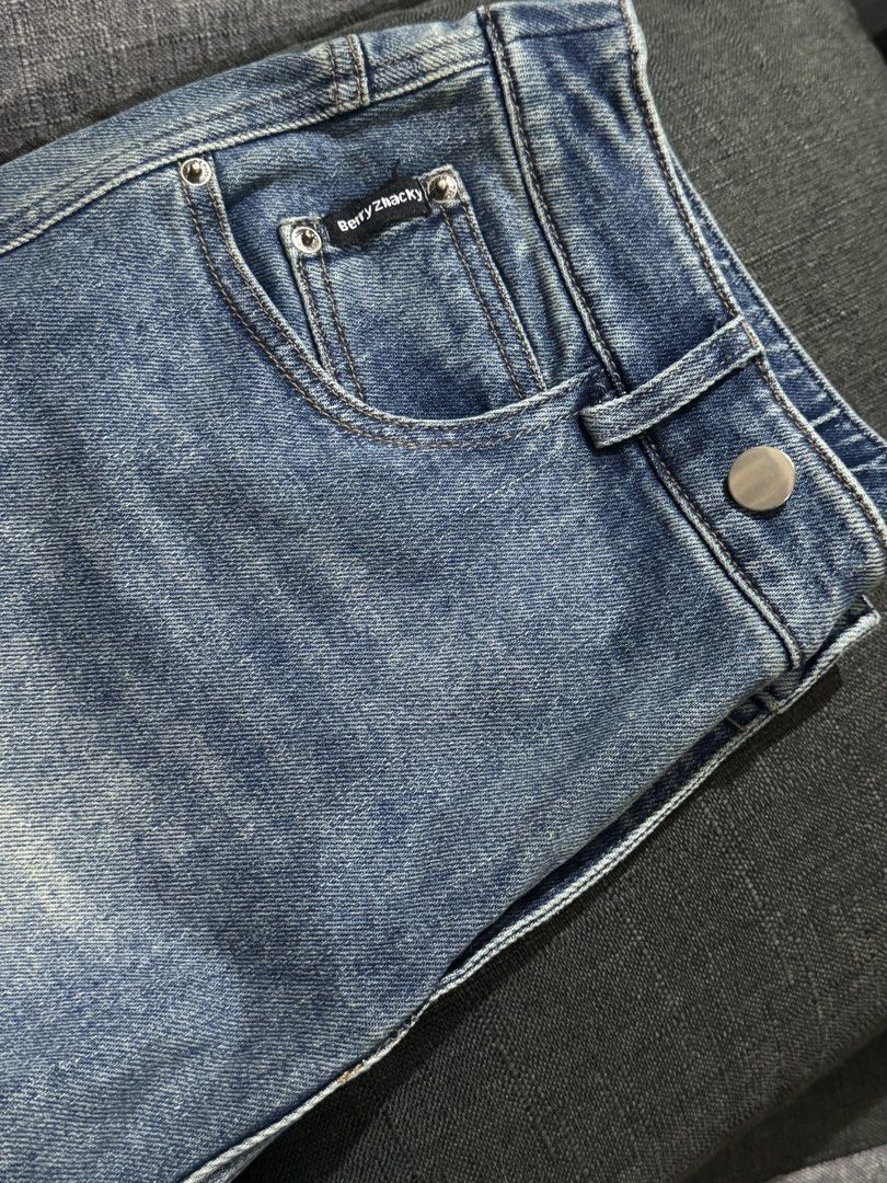 Classic Denim Unisex Relaxed Japan (Category: Jeans) located in San Jose. Submitted by lalisamanofoot50726 (Listing ID 1462236728, Image 3). Description: BER MONTHS SALE‼️ Width 32-33 inch manual measurement with extra button for waist adjustment Length 37 Thigh 12.5 .