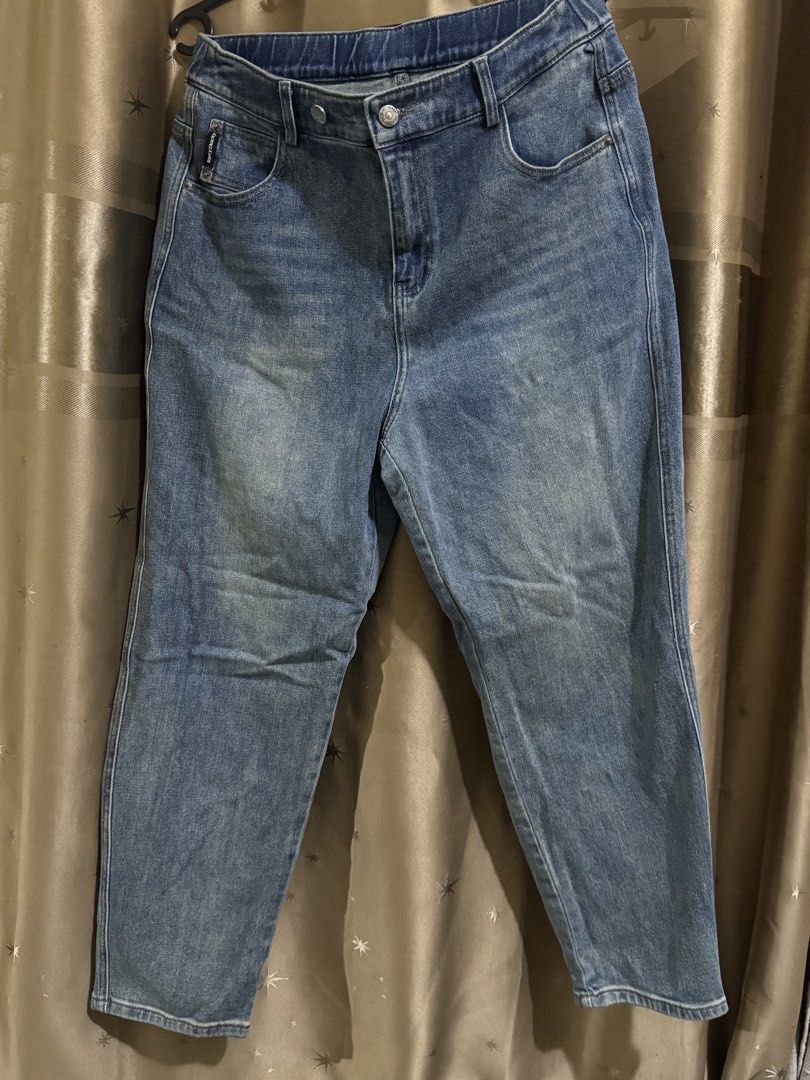 Classic Denim Unisex Relaxed Japan (Category: Jeans) located in San Jose. Submitted by lalisamanofoot50726 (Listing ID 1462236728, Image 1). Description: BER MONTHS SALE‼️ Width 32-33 inch manual measurement with extra button for waist adjustment Length 37 Thigh 12.5 .