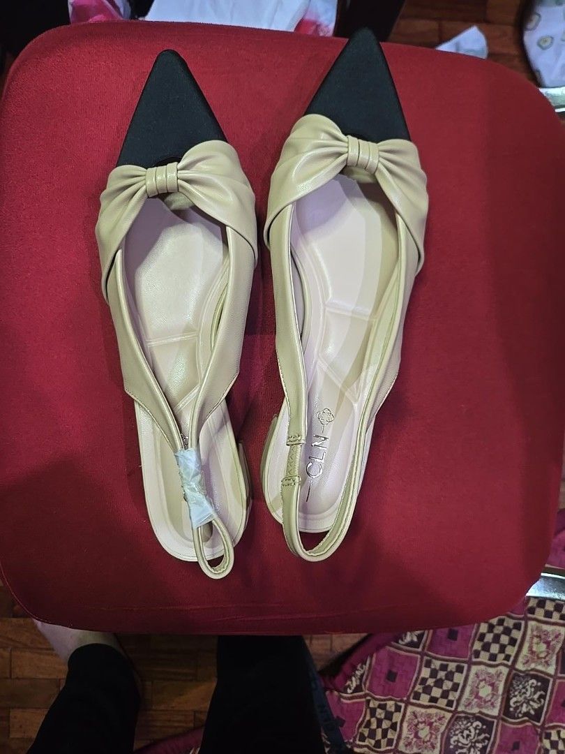 CLN Slingback Pointed Flats (Category: Flats & Sandals) located in Quezon City. Submitted by mello_letgoes (Listing ID 1462176053, Image 1). Description: - Stylish beige slingback flats - Elegant black pointed toe cap - Adorable knot detail on the front - Secure and comfortable elastic strap at the back - Versatile: dress up or down CLN POINTED-TOE BOW SLINGBACK FLATS – SIZE 40 ₱500 – Negotiable Elegant CLN pointed-toe slingback flats with a blac