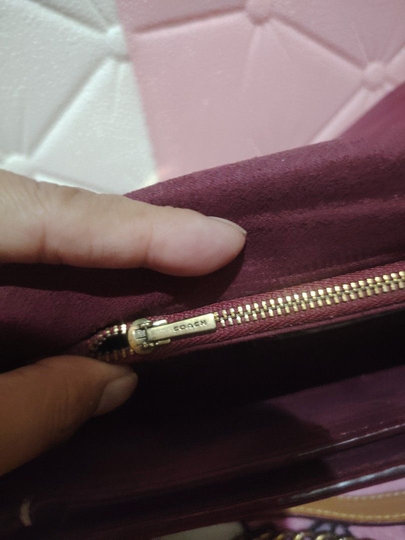 Coach (Category: Sling Bags) located in Bulacan. Submitted by jhefkheelo02163 (Listing ID 1462040686, Image 3). Description: Coach 2 way Minimal sign of usage Gold pa hardware.