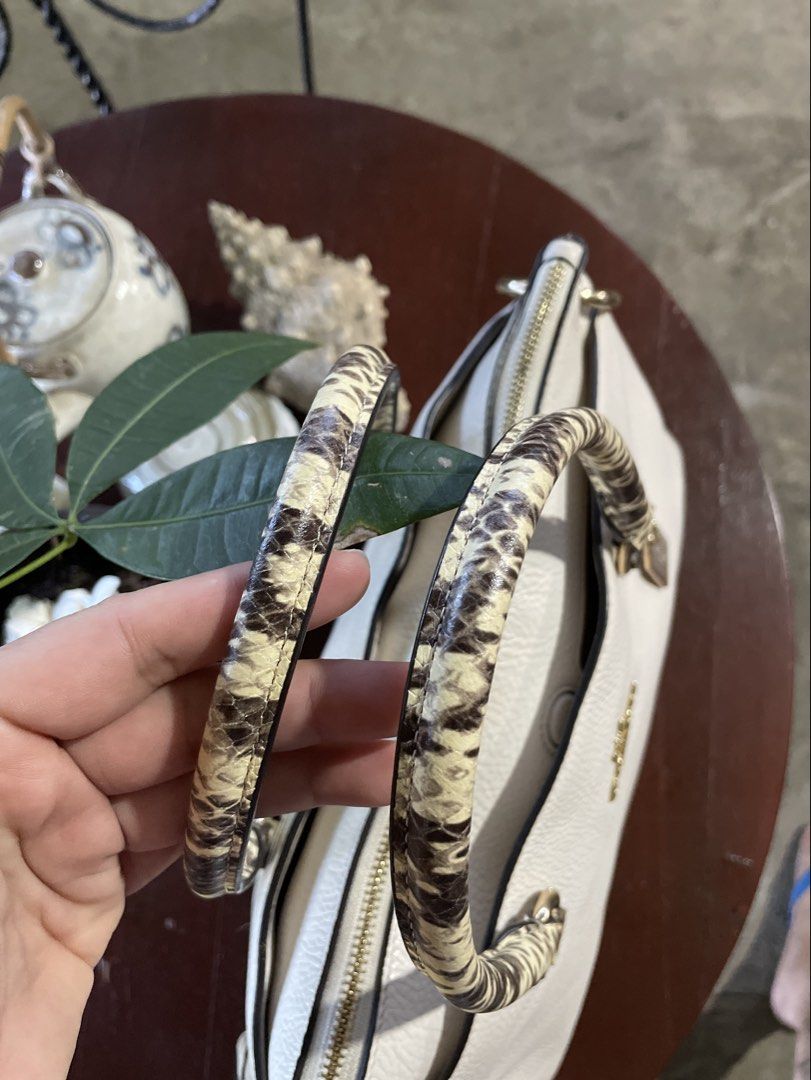 Coach (Category: Tote Bags) located in Laoag. Submitted by sauler (Listing ID 1462045978, Image 3). Description: Coach No drama Orig With sling Discount for sure buyer .