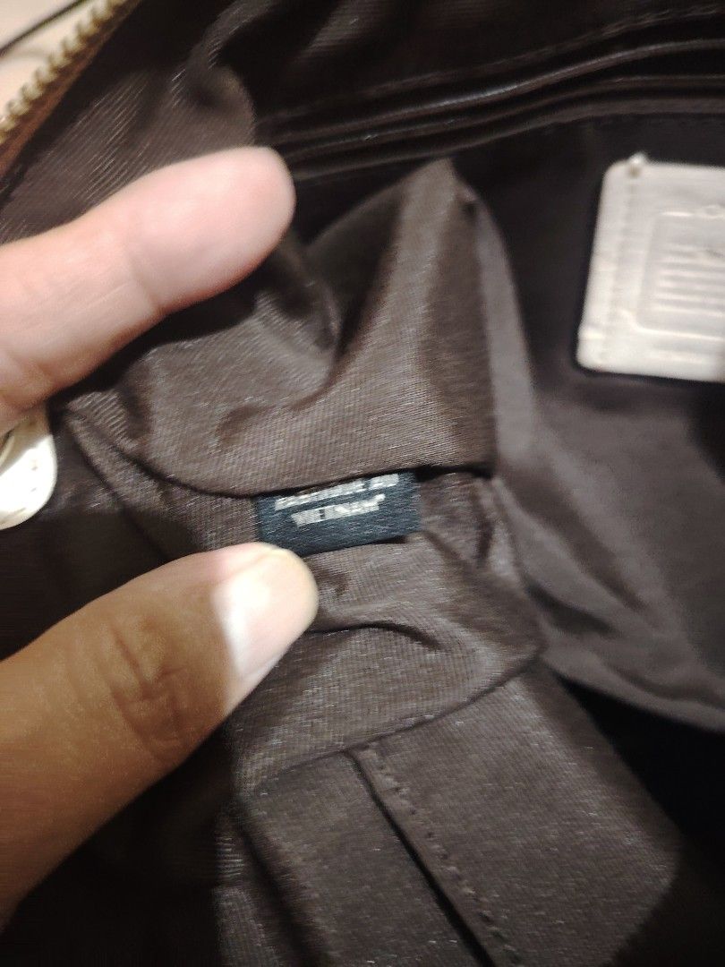 Coach (Category: Shoulder Bags) located in Bulacan. Submitted by jhefkheelo02163 (Listing ID 1462069821, Image 3). Description: Coach kili No flaws With sling slor pero wala ksama sling.